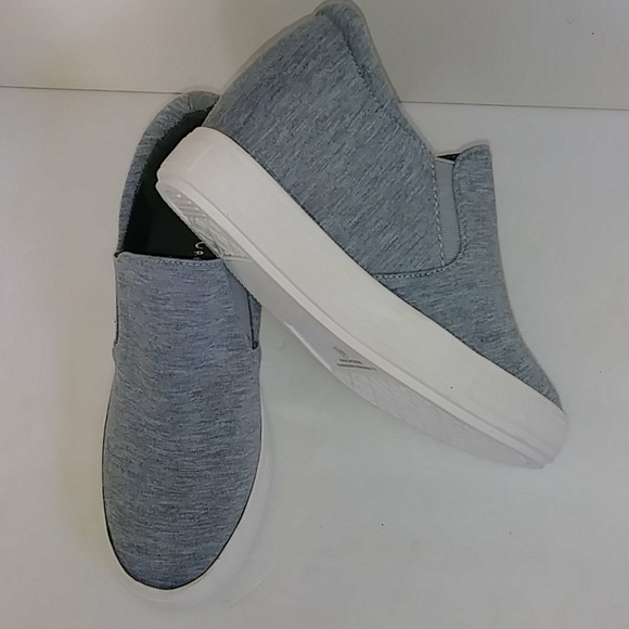 Women's Sneakers w Hidden Wedge - Picture 9 of 10